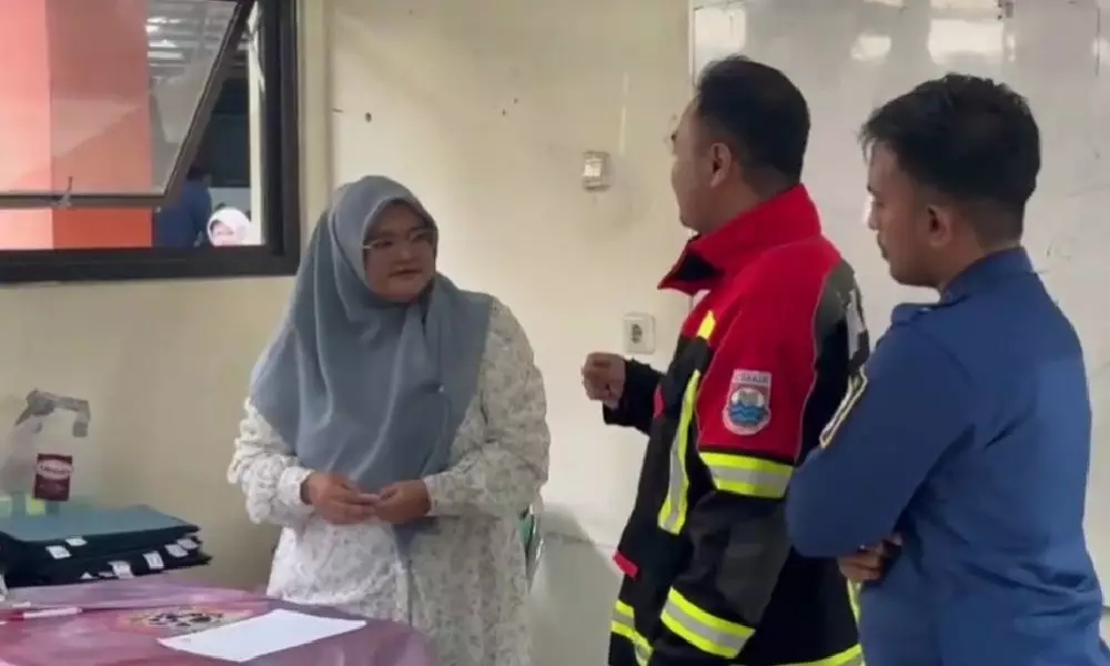 momen Damkar diminta ambil raport siswi © berbagai sumber