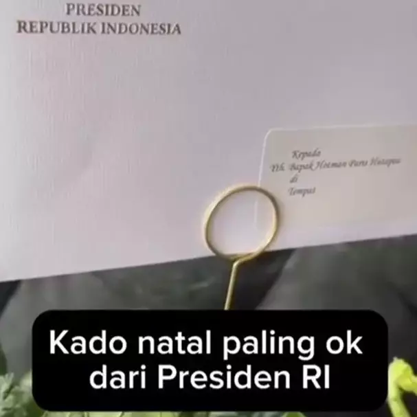 Hotman Paris dapat hadiah Natal dari Prabowo Subianto, isinya bikin salfok, ini 7 potretnya
