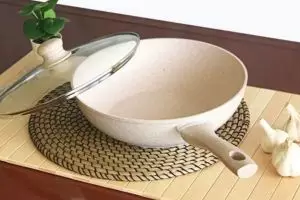 5 Rekomendasi merk panci granit terbaik di bawah Rp300 ribu, anti lengket dan awet dipakai