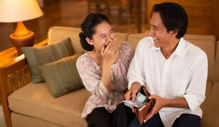 100 Kata-kata gombalan buat suami pas awal bulan, bikin Pak Suami nggak kuat nahan tawa