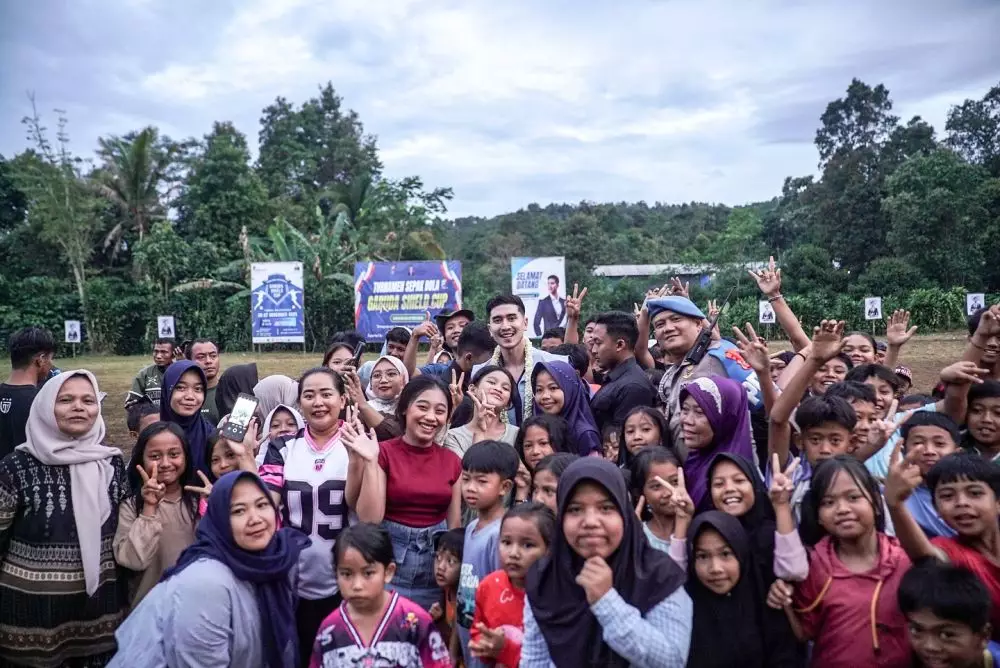 Verrell Bramasta pamer pakai rompi anti galau © Instagram Verrell Bramasta pamer pakai rompi anti galau © Instagram