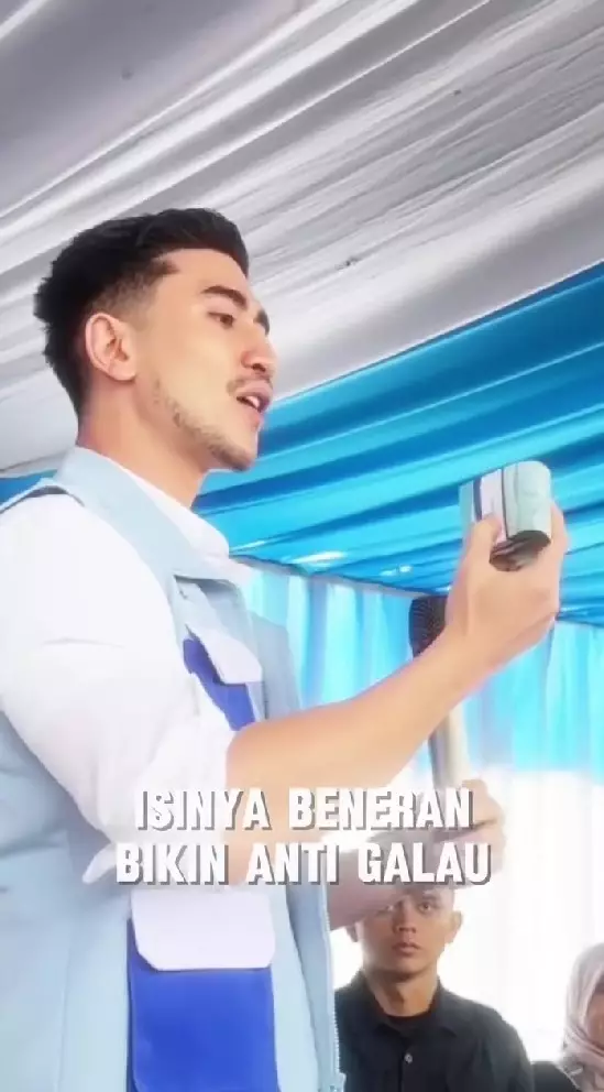 Verrell Bramasta pamer pakai rompi anti galau © Instagram Verrell Bramasta pamer pakai rompi anti galau © Instagram
