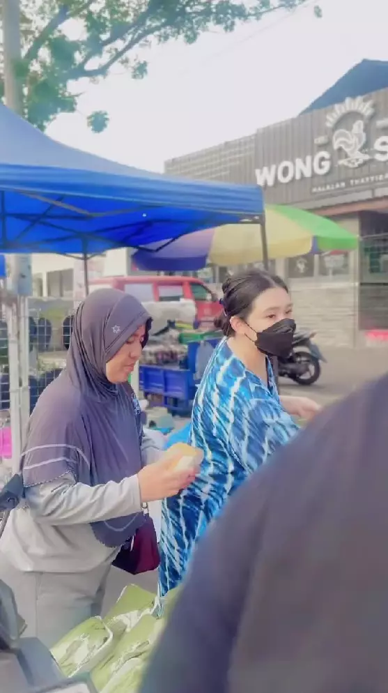 potret Via Vallen dasteran ke pasar © Instagram