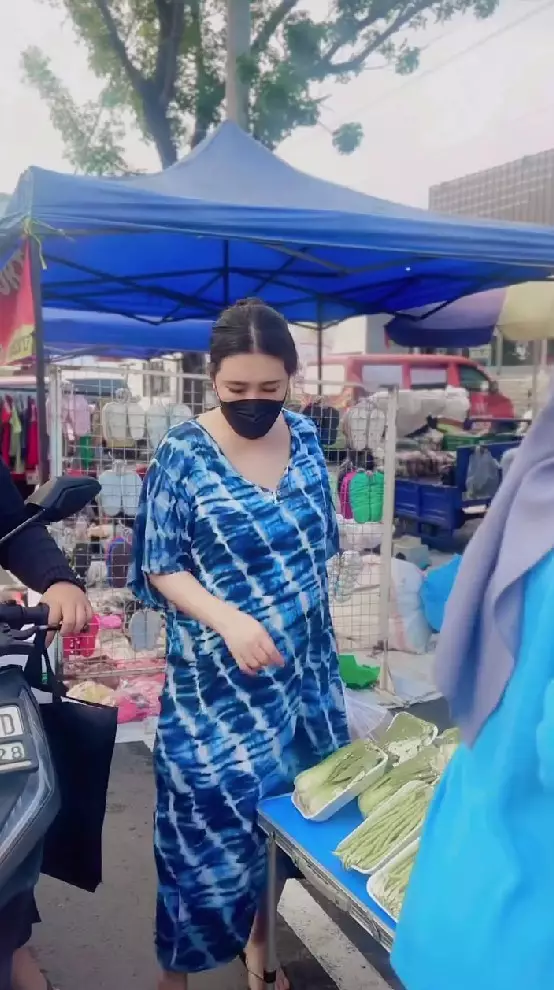 potret Via Vallen dasteran ke pasar © Instagram