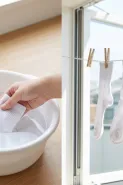 Punya kaus kaki bau meski sudah dicuci? Rendam pakai 1 bahan dapur, lalu keringkan dengan cara tepat