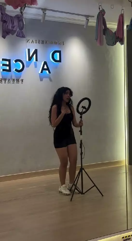 Leticia Joseph latihan catwalk © Instagram