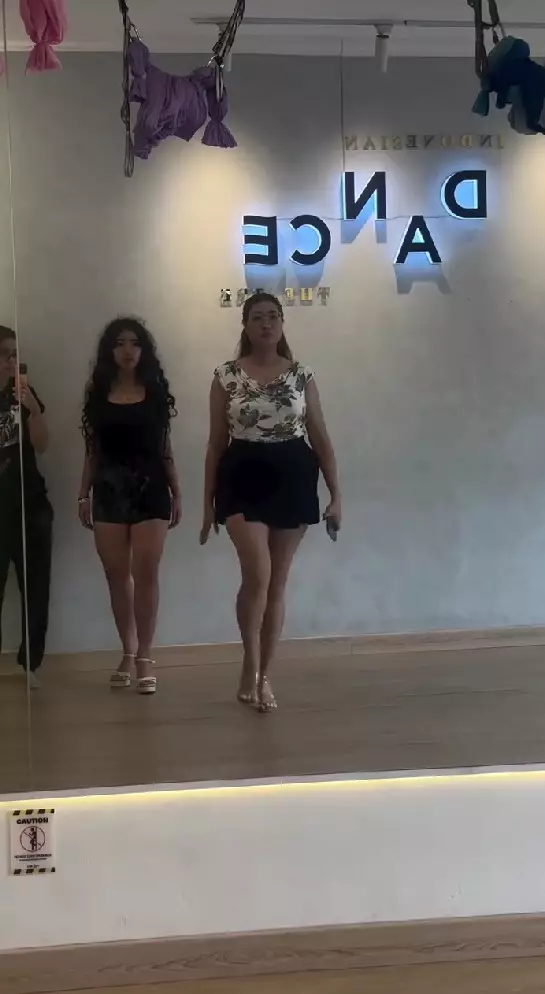 Leticia Joseph latihan catwalk © Instagram