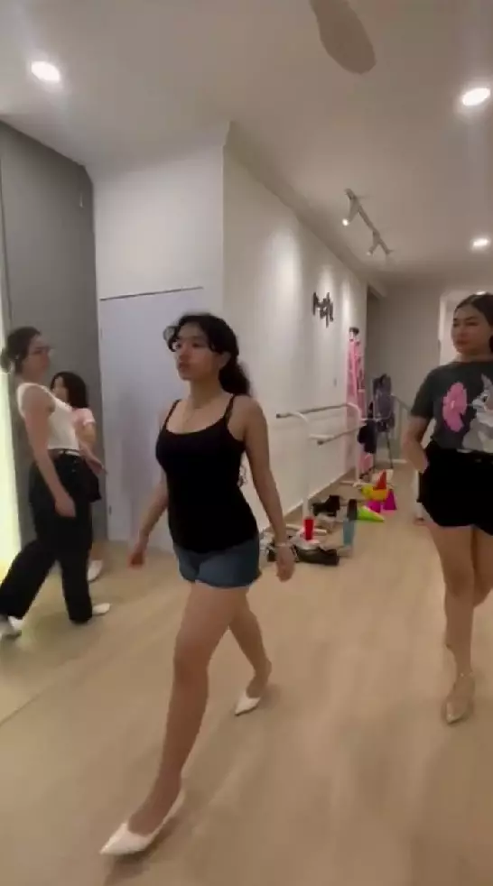 Leticia Joseph latihan catwalk © Instagram