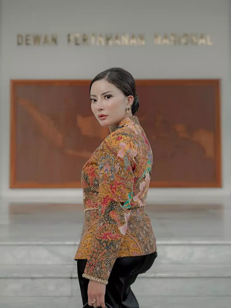 Ayu Aulia eks model majalah dewasa staf kreatif Kemhan © 2025 Instagram