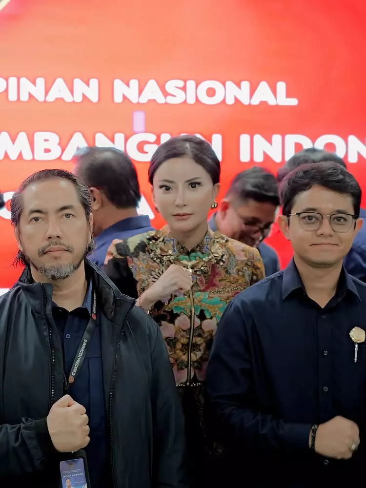 Ayu Aulia eks model majalah dewasa staf kreatif Kemhan © 2025 Instagram