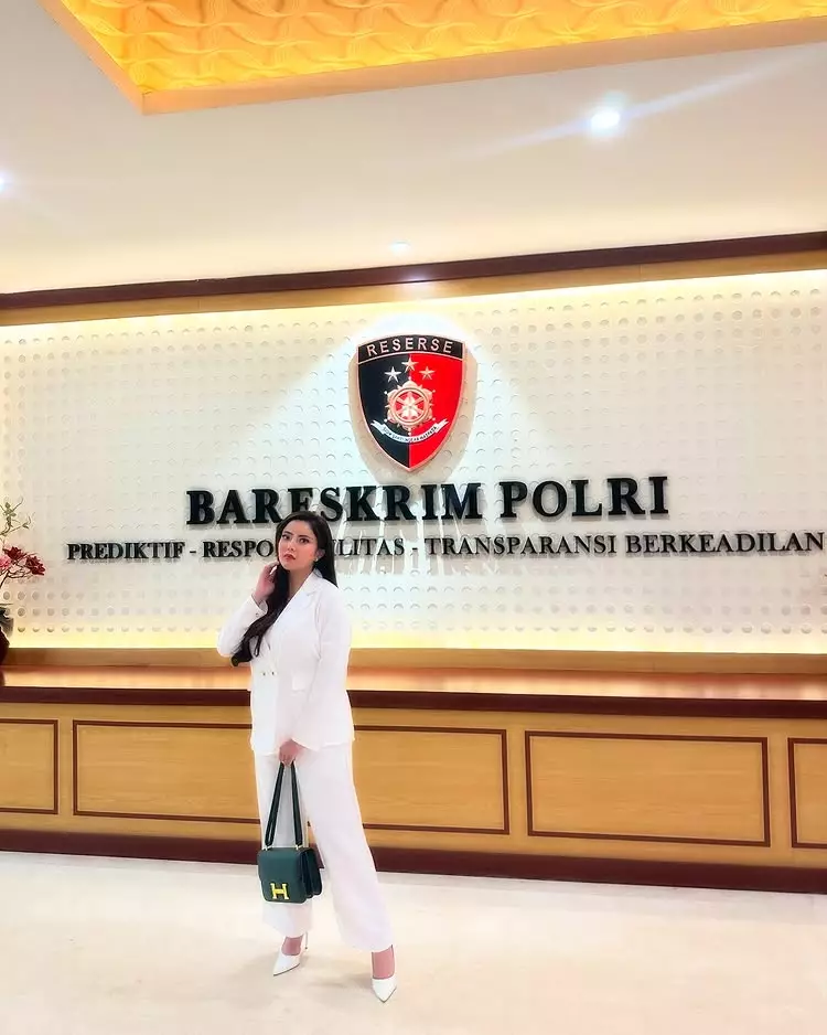 Ayu Aulia eks model majalah dewasa staf kreatif Kemhan © 2025 Instagram