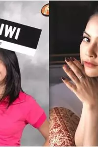 Rambut berponi belah samping jadi gayanya yang khas.