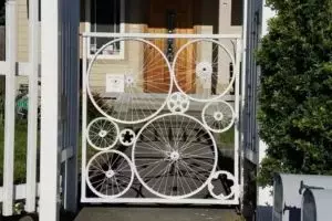 11 Desain pagar rumah unik yang beda dari lainnya, ada yang bentuknya kayak sepeda