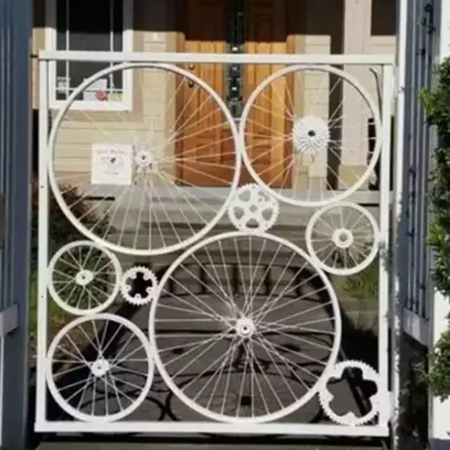 11 Desain pagar rumah unik yang beda dari lainnya, ada yang bentuknya kayak sepeda