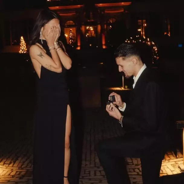 9 Potret Jennifer Coppen dilamar Justin Hubner saat dinner bareng keluarga, captionnya bikin baper