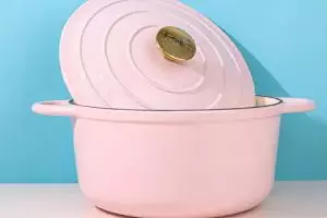 5 Rekomendasi panci cast iron terbaik, panas merata dan super awet harga di bawah Rp700 ribu