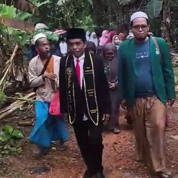 Tetangga kampung rayakan gelar profesi guru pria ini, warga berbaris mengiringi sepanjang jalan desa