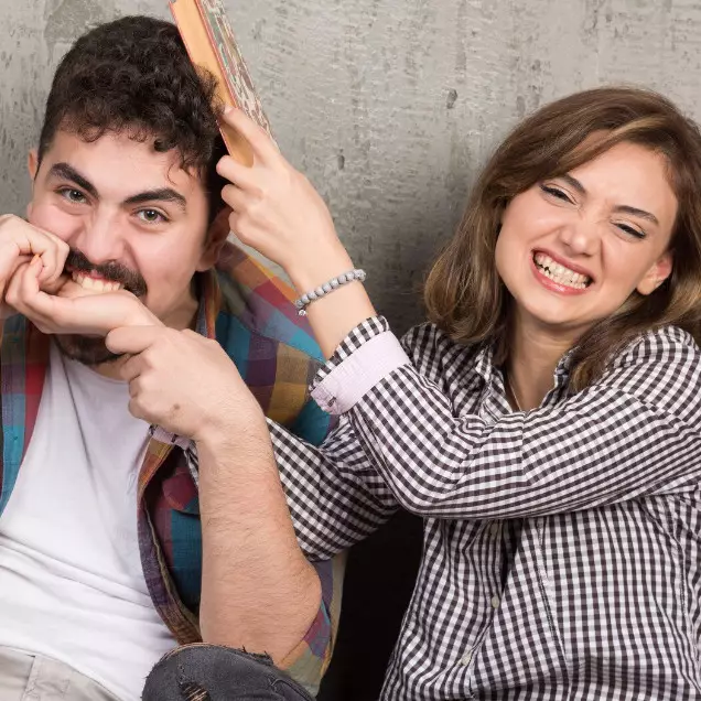 100 Kata-kata romantis buat pacar yang lagi PMS, bikin mood doi bahagia