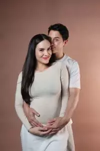 Steffi Zamora baru saja resmi menyandang status sebagai seorang ibu setelah melahirkan anak pertama mereka pada Minggu, 28 Desember 2025.