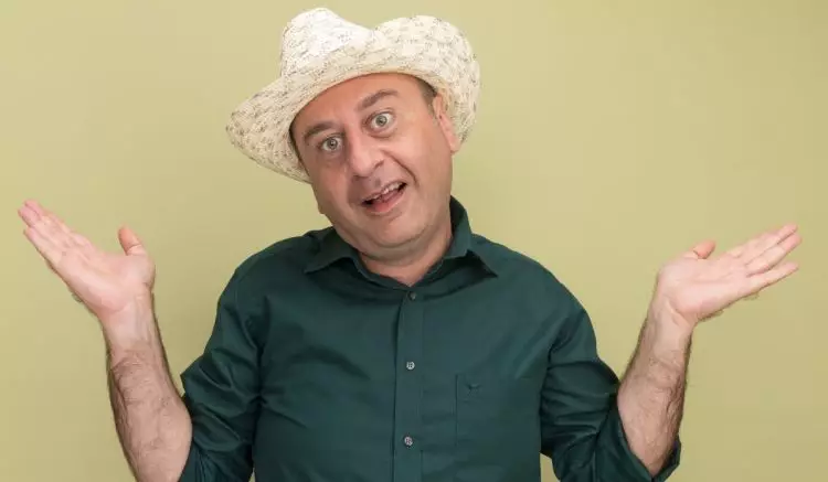 50 Pantun romantis nyeleneh ala bapak-bapak Facebook, absurd tapi bikin baper