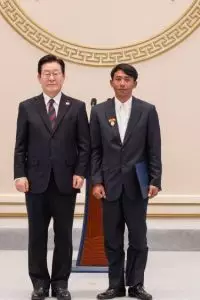 Sugianto berdiri sebagai salah satu penerima penghargaan atas jasa kemanusiaannya yang menginspirasi publik Korea.