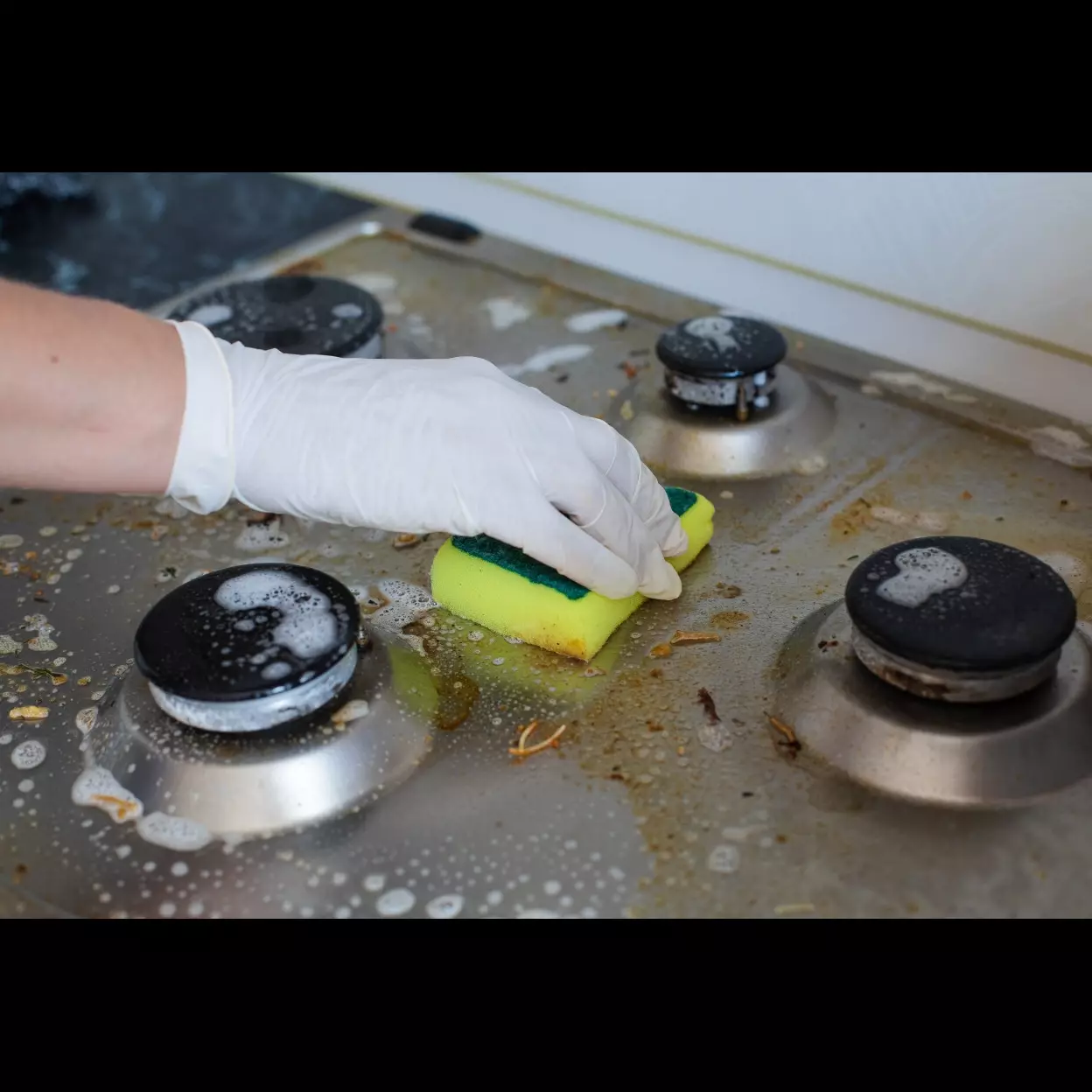 Kompor kinclong lagi! Ini 7 trik rahasia hilangkan kerak tanpa capek menggosok