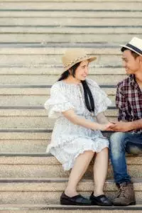 Kata-kata cinta penuh kesetiaan tanpa posesif ini mengingatkan pentingnya saling percaya dan menghargai dalam hubungan dewasa. 