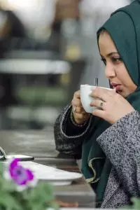 Selain itu, ikhtiar yang konsisten, doa yang tulus, dan kesabaran adalah kunci supaya rezeki datang tepat waktu.