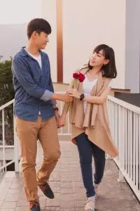 Banyak yang merasa terjebak antara ingin terlihat puitis tapi takut dibilang berlebihan atau 