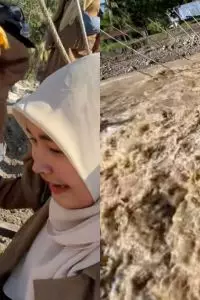 Kedua tenaga pendidik tersebut nekat dan mau tidak mau menyeberangi derasnya aliran sungai.