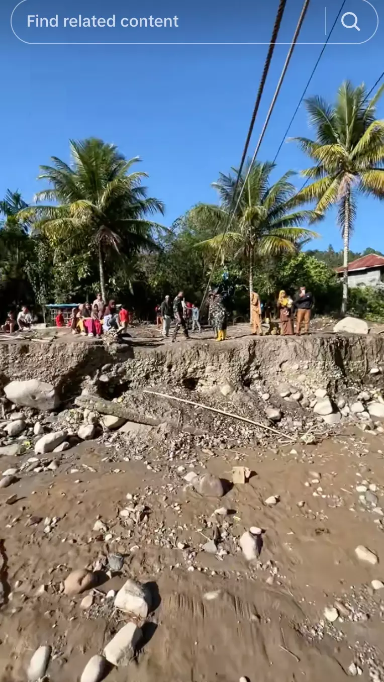 Guru Aceh Tengah Sebrang Sungai Pakai Sling TikTok/@rahmisasmitasari
