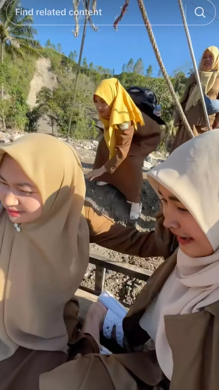 Guru Aceh Tengah Sebrang Sungai Pakai Sling TikTok/@rahmisasmitasari