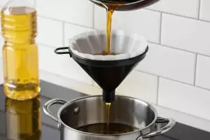 Kenapa minyak goreng cepat hitam? Cek 6 cara praktis mengatasinya berikut ini