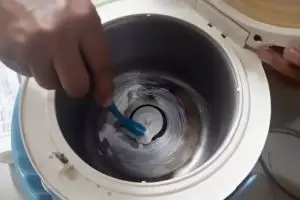  Jangan panik, 6 cara ampuh hilangkan noda gosong rice cooker tanpa merusak lapisannya