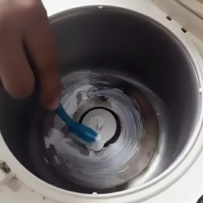  Jangan panik, 6 cara ampuh hilangkan noda gosong rice cooker tanpa merusak lapisannya
