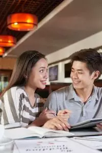 Suami yang suportif adalah aset paling berharga. Terkadang, saking terbiasanya dibantu, ucapan terima kasih sering terlupakan.