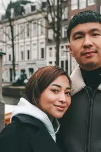 Pantun memiliki rima yang unik dan sentuhan budaya yang kental, sehingga pesan cinta yang disampaikan terasa lebih dalam dan tak membosankan