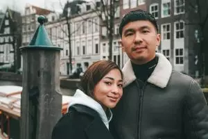 20 Pantun romantis suami provider, cara manis puji pasangan yang siaga mencukupi