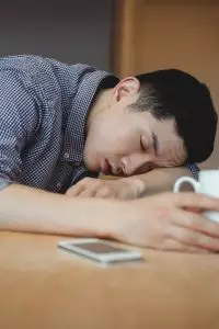 Rasanya melelahkan ketika tenaga dan pikiran habis digunakan untuk berjuang sendirian, sementara pasangan justru asyik dengan dunianya sendiri.