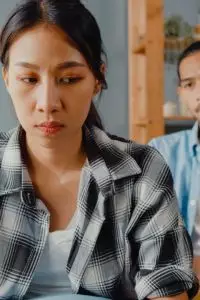 Daripada terus-terusan mengeluh lewat pesan teks yang panjang tapi tidak dibalas, lebih baik coba cara yang lebih lokal dan kreatif: pakai pantun