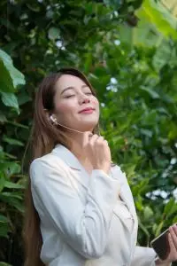 Menghadapi pasangan dengan tipe avoidant attachment memang menguras emosi, apalagi jika kamu memiliki kecenderungan anxious atau cemas.