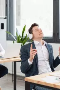 Pikiran jadi tidak tenang dan fokus kerja jadi terganggu. Namun, perlu diingat bahwa kualitas diri tidak ditentukan oleh gosip yang beredar.