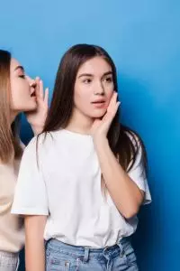 Menghadapi tipe orang seperti ini memang butuh kesabaran ekstra. Kalau dibalas dengan emosi, reputasi profesionalitasmu yang bisa jadi taruhan.