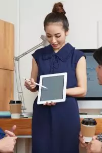 Fenomena karyawan yang kurang inisiatif ini sering kali membuat alur kerja tim jadi tersendat dan bikin anggota tim lainnya harus memikul beban.