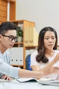 Kalau ditegur keras, nanti dibilang baperan atau tidak menghargai. Tapi kalau didiamkan, pekerjaan tim tidak akan pernah beres. 