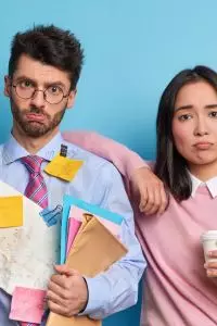 Rasanya pasti dongkol, ingin marah, tapi sering kali situasi memaksa untuk tetap profesional demi kelancaran tim.