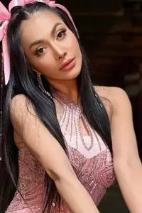 Hal ini bermula dari munculnya pengakuan Ressa Rizky Rossano yang mengklaim sebagai anak kandung Denada dan merasa telah ditelantarkan lama.