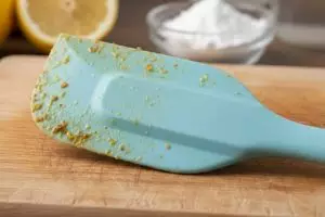Trik ampuh hilangkan noda kuning pada spatula silikon dengan bahan dapur