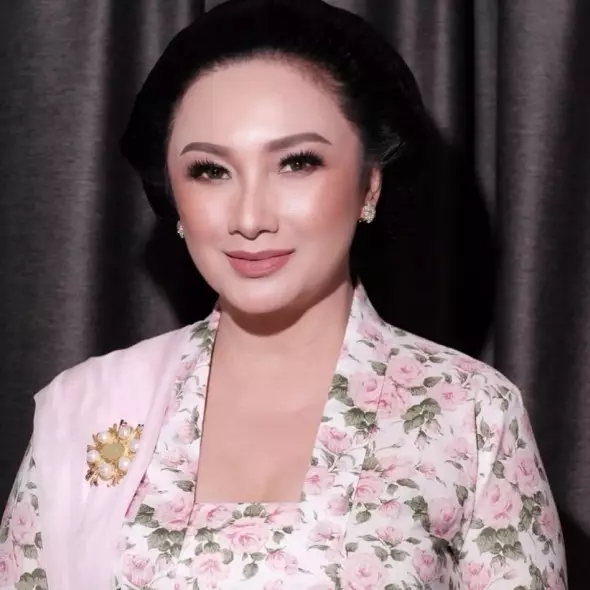 7 Potret Tata Cahyani memesona kenakan baju tradisional dan rambut disanggul