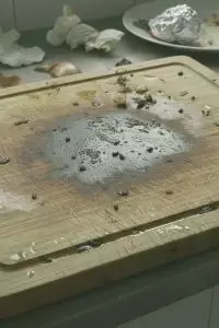 7 Cara membersihkan bau amis dan noda talenan tanpa perlu direndam berjam-jam